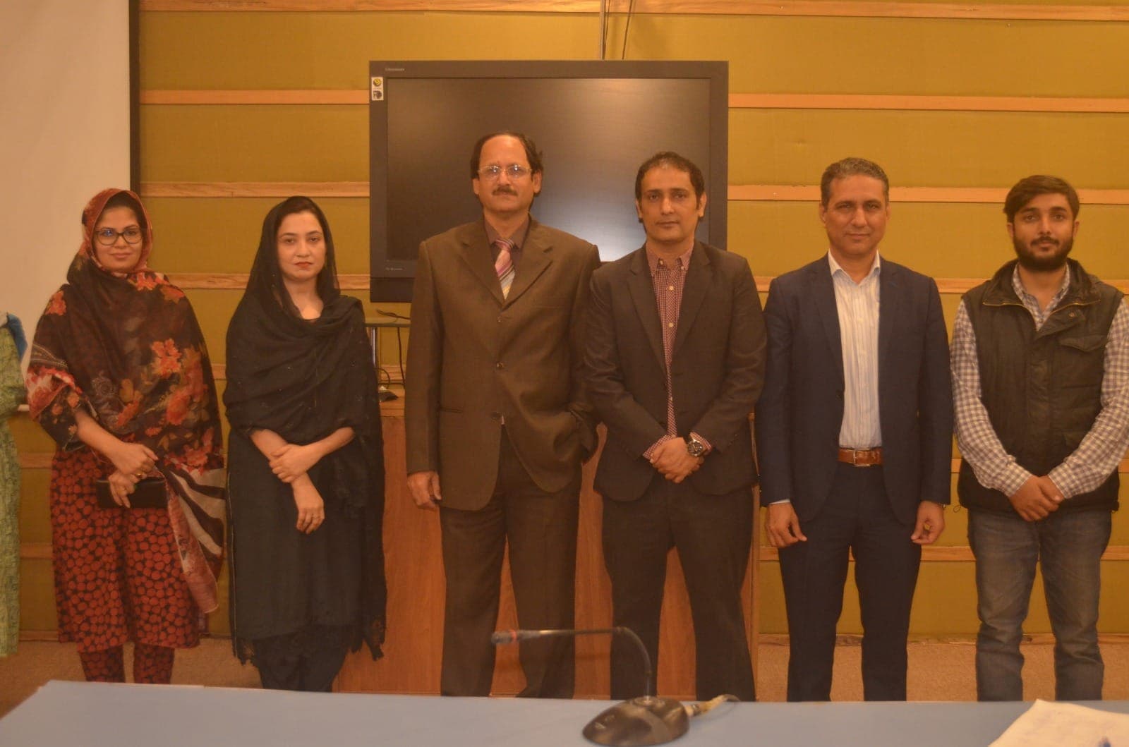 Students and faculty at an FYP event